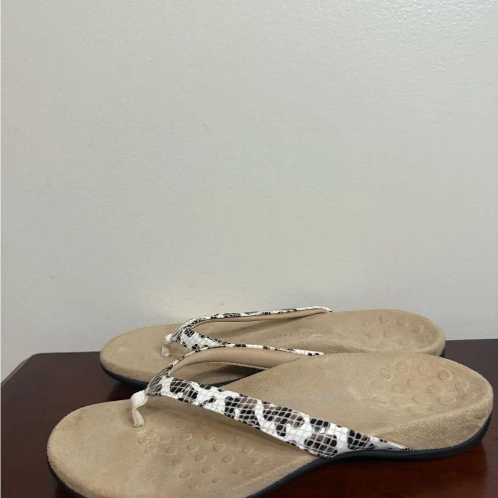 Vionic Tan and Black leopard Patterned Sandals in women’s size 9
